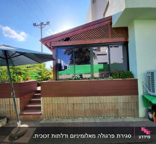 חלון אלומיניום גדול עם מסגרת שחורה